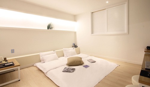 Room (Ondol Room (View Netflix))