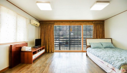 Room (Suite A)