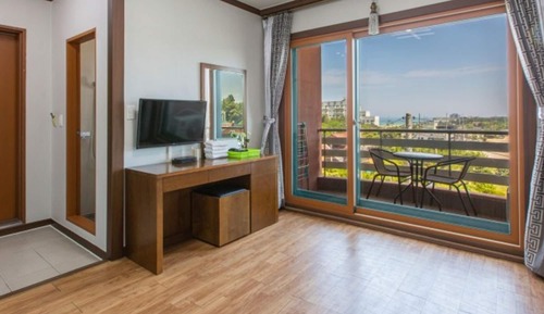 Room (Korean Room 307)