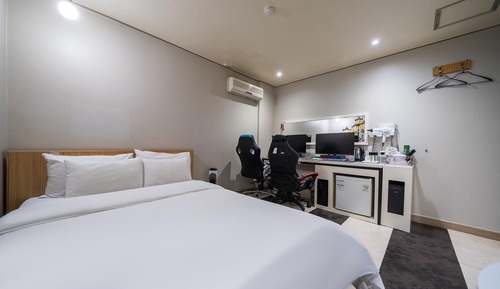 Room (Couple PC Room (Inquiry For Pakinrg)()