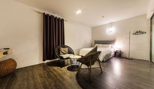 Room (Suite (massage chair))