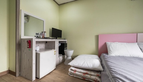 Room (Group room (2-person reservations are)
