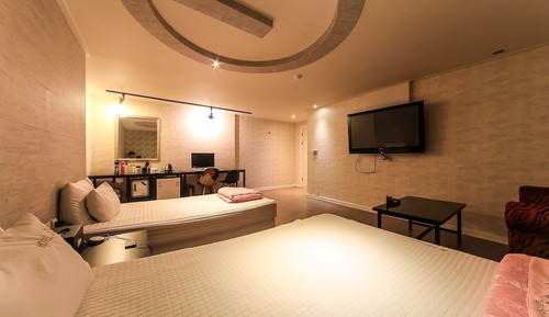 Room (Twin)
