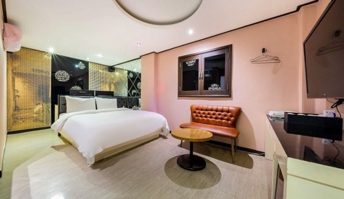 Room (Nightly use of a large room (up to 4 )