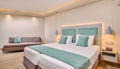 Comfort Room, Pool View