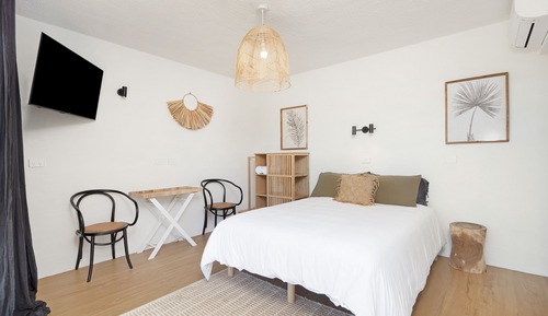 Queen Room (Sleeps 2) - 1 Queen - Ocean View