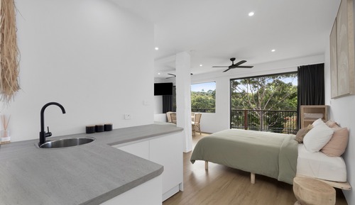 Family 1 Room (Sleeps 4) - 1 King + 1 Queen - Ocean View