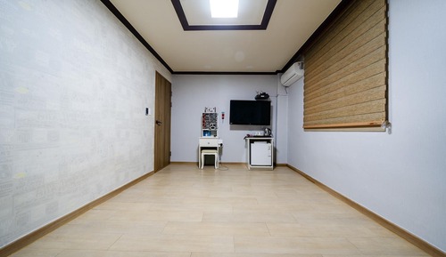 Room (Ondol stand (NETFLIX available / use )