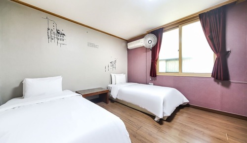 Room (Twin)