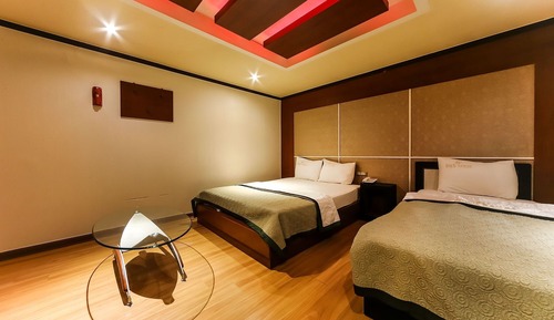 Room (Twin)