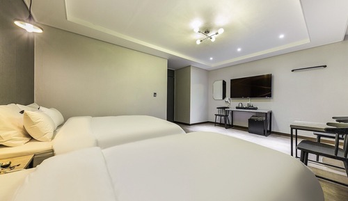 Room (Twin (Netflix Disney+ Apple TV TVING )