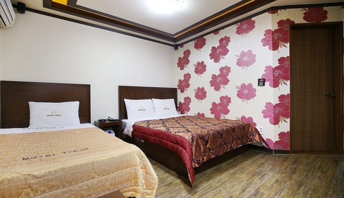 Room (Twin)