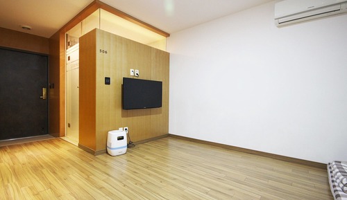 Room (Korean-style room (ondol room Netflix)