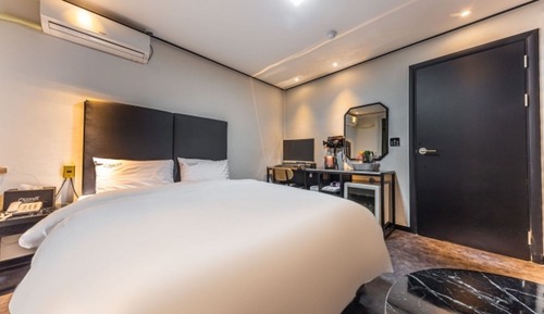 Room (STANDARD (No parking Netflix availabl)