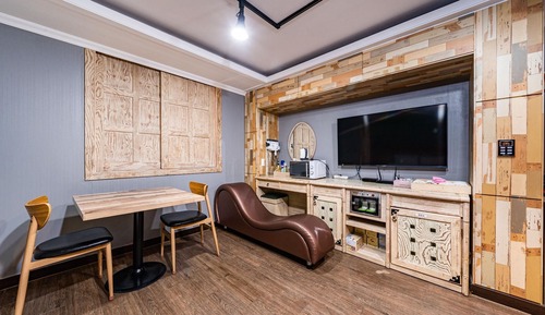 Room (Deluxe Room (Netflix Smart TV 2PC))