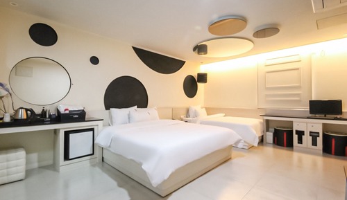 Room (Twin)