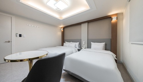 Room (Deluxe two bed (OTT available (Netfli)