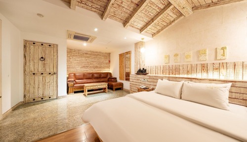 Room (VIP (2 parking spaces per room bathtu)