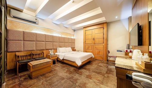 Room (Standard (2 parking spaces per room b)