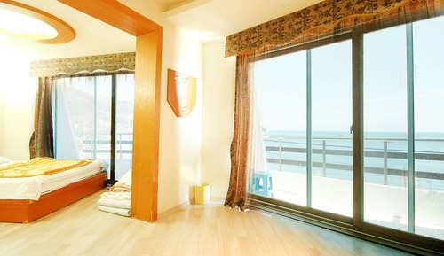 Room (Quad room)