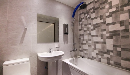 Room (Standard-drive-in/bath (net-flix-enab)