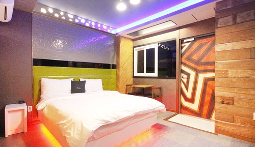 Room (1 parking lot per room (non-face-to-f)