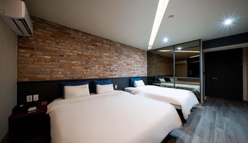 Room (Twin (Netflix available air purifier))