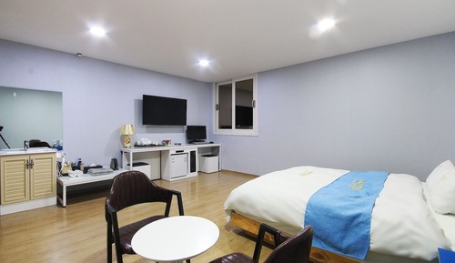 Room (Family room (massage chair air purifi)