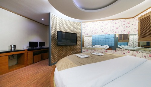 Room (Sweet Wine Room (with latest massage )