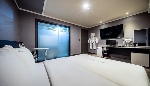 Room (Early admission to a VIP room (Netfli)