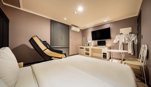 Room (Early admission to massage chair room)