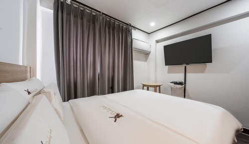 Room (Event - Consecutive nights not allowe)