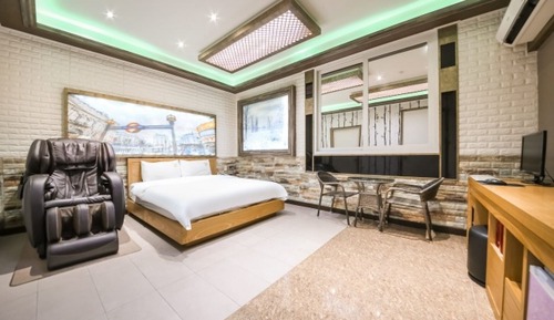 Room (Deluxe rooms (free Netflix / air puri)
