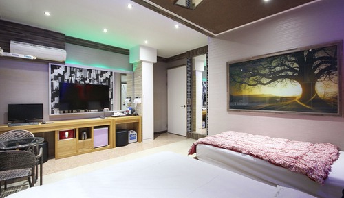 Room (Twin (Free Netflix / Air Purifier Bid)