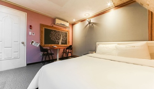 Room (Quick check-in event- Check-in at 14 )