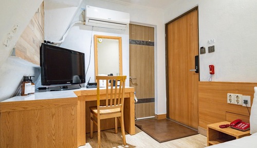 Room (Miniroom-weekcarlightgo (Exit 4 also )