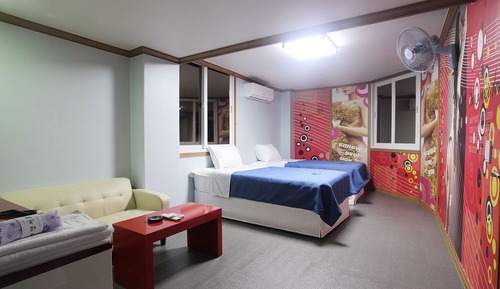 Room (Twin)