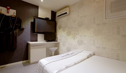 Room (General room ((Tub) Netflix available)