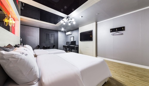 Room (Family Room)