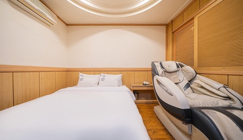Room (General room (massage chair / Netflix)