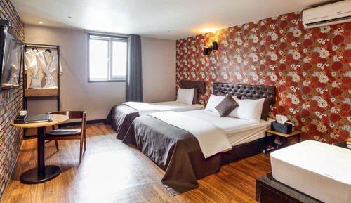 Room (Sleepy Room/Check in at 19:00 - Check)