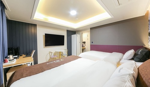 Room (Suite (with styler twin Netflix avail)