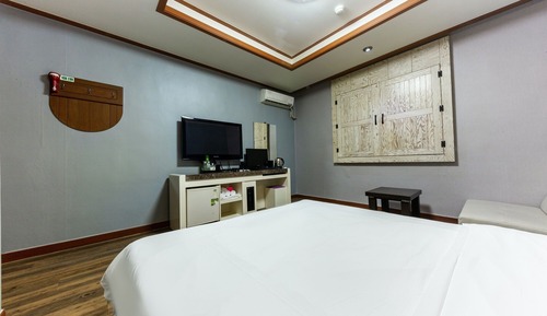 Room (Standard room (65-inch TV Netflix ava)