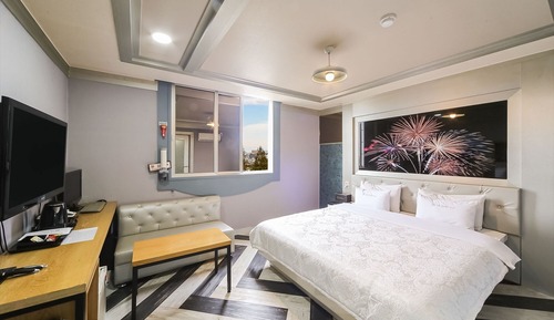 Room (General room (bathtub river view))