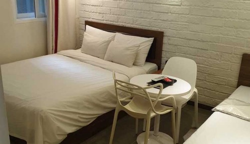 Room (Twin Bed Room (Netflix Viewable))