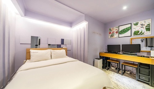 Room (Family room (2 PCs bathtub Netflix ai)