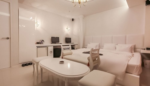 Room (Suite)