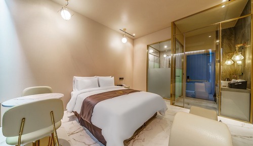 Room (Bronze view)