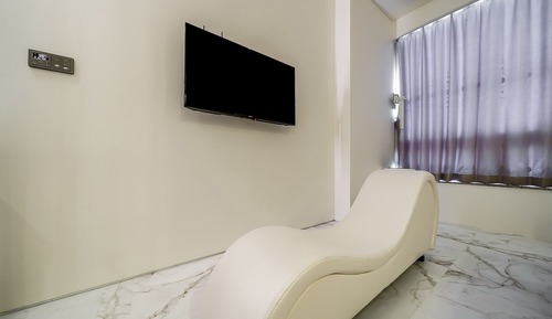 Room (White gold view)
