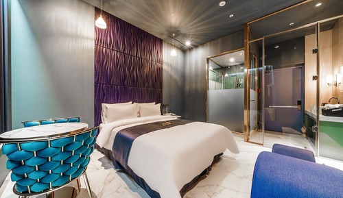 Room (Blue view)